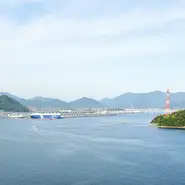 瀬戸内海とそこに浮かぶ島々。日本初の国立公園として指定されたうちのひとつ、瀬戸内海国立公園の景色を見ながら食事ができます。21Fからの景色は、心奪われる美しさ。