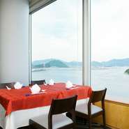 海と山、豊かな自然に恵まれた景観が素晴らしく、ゆったりとした気分で食事が楽しめます。広々とした一般席は80席ありますが、テーブルとテーブルの間隔が広めにとられているので、周りの目が気になりません。
