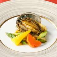 広東料理では魚介類は重要な食材。素材の味を引き出す広東の調理法で、アワビを肝まで丸ごと味わえます。