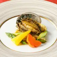 広東料理では魚介類は重要な食材。素材の味を引き出す広東の調理法で、アワビを肝まで丸ごと味わえます。