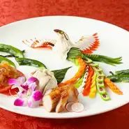熟練の料理人が自家製の冷菜で鳳凰を描いた見事な一品。中国神話に出てくる伝説の鳥である鳳凰は、吉兆とされ、お祝い事には欠かせません。家族の記念日やお祝い事の会食は、是非予約の時に「お祝いです」と伝えて。