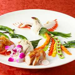 お祝いの席に。縁起の良い鳳凰を模った芸術的な一皿『中華飾り前菜』