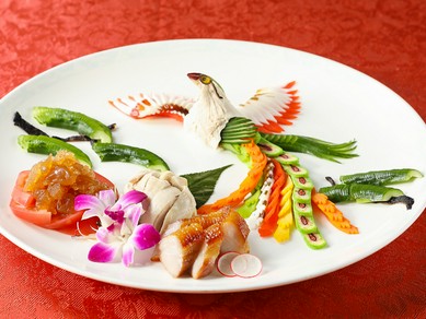 お祝いの席に。縁起の良い鳳凰を模った芸術的な一皿『中華飾り前菜』