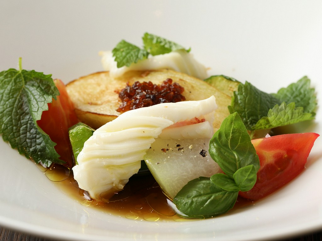 女性に人気の『茄子のフリット、烏賊、蟹のコンソメ』