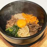 自家製ナムルとお肉の石焼きビビンパ
わかめスープ付き