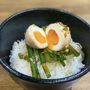 カルビのタレに漬け込んだ味玉。
自家製のニラキムチ、もやしナムルも乗ってます。相性抜群ですよ♪
