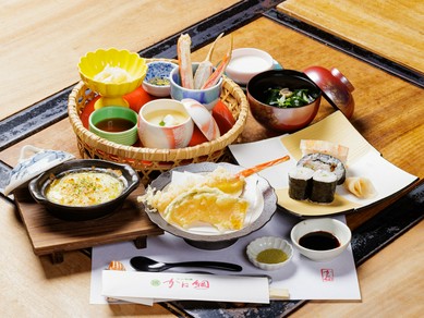 小さな子どもから年配の方まで、訪れる人を魅了するかに料理