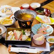 先付けにあたる『かに酢』から始まり、『かに天ぷら』や『かに鮨』など、かにの魅力をたっぷりと満喫できる全10品のコースです。昼・夜共に利用できます。