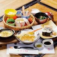 ・かに酢
・かに茶碗蒸し
・かにシューマイ
・かにグラタン
・かに天ぷら
・かに寿司
・吸い物
・デザート
ランチタイムを代表するプラン。贅沢なおいしさをお昼ならではの手頃な価格帯で楽しめます。
