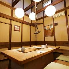 木の温もりを感じさせる、囲炉裏のある空間