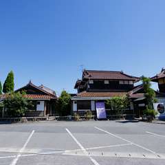 風情のある日本家屋、そして広々とした駐車場も完備