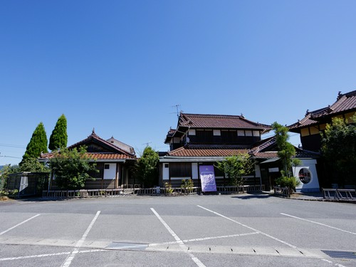 風情のある日本家屋、そして広々とした駐車場も完備