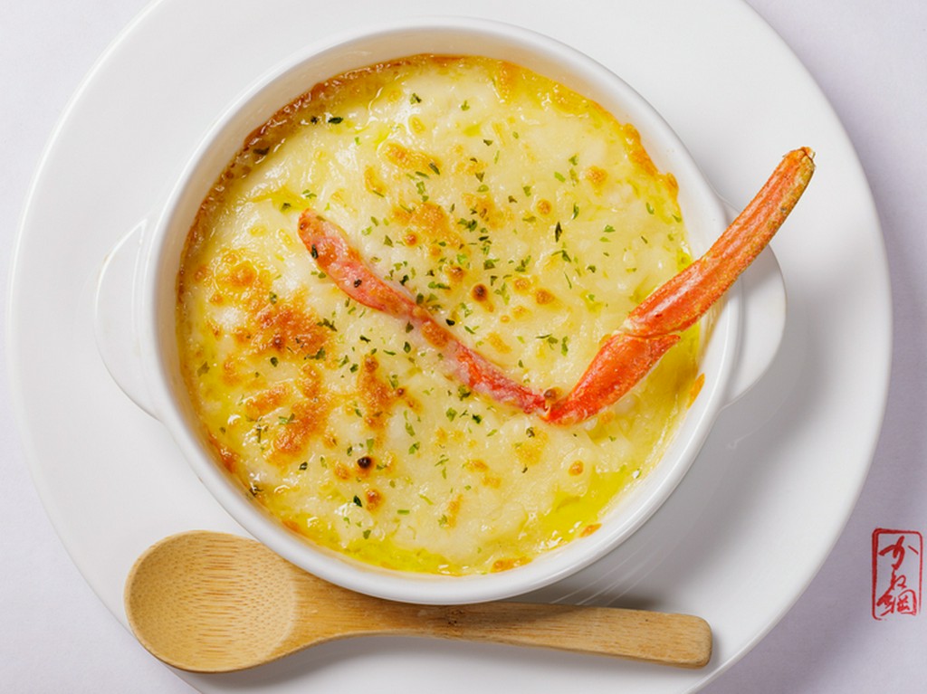 和のテイストを効かせた洋風メニュー『かにグラタン』