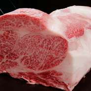 産地にはあえて固執せず、全国の信頼できる肉卸業者から「A5ランクの黒毛和牛」だけを厳選して仕入れています。静岡を始め、東京、神奈川などから【代官山】に集まる「その時期一番美味しい」肉を堪能できます。