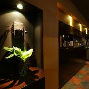 ゆっくりくつろげる、シックでモダンな店内でワンランク上の焼肉を。店内には和を感じるインテリアや装飾など、隅々まで行き届いたセンスを感じられ、柔らかなライティングが落ち着いたムードを演出しています。