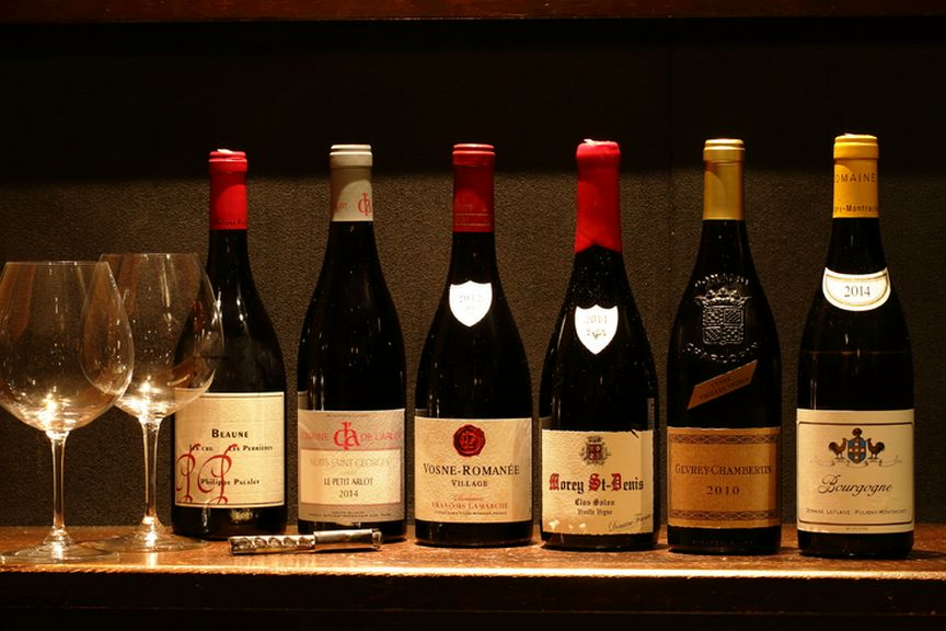 約80種類のお酒がズラリ。記念日など特別な日はシャンパンで乾杯