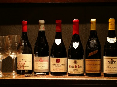 約80種類のお酒がズラリ。記念日など特別な日はシャンパンで乾杯
