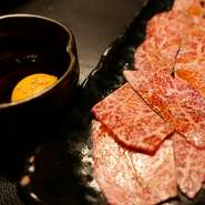 ローストビーフやタタキに使われる、適度にサシが入った柔らかさ。薄く手切りしたトモサンカクをさっと炙って、三島の朝どれ卵の自家製タマゴダレに絡めれば、すき焼きのようなとろんとした味わいが広がります。