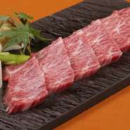 サシはあっさり、赤身の旨みは強め。一頭から約2キロしかとれない入手困難で稀少な和牛の『上ハラミ』は【代官山】の人気定番メニューです。塩・たれ・生姜たれからセレクトできます。