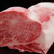 肉の塊から厚切りした特選和牛の旨みを堪能できます。塩・たれをつけてシンプルにいただきます。
