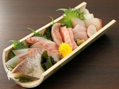 駿河湾で揚がった旬の地魚をたっぷり味わえる『お刺身盛り合せ』