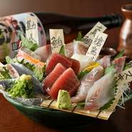 本当に美味しい魚を食べたい人が集う【さえ丸おじさんの店】。鹿児島の甑島で漁師をしていたオーナーが独自ルートで仕入れた抜群に美味しい地魚を堪能できます。刺身・煮付け・焼き物さまざまな味わいを楽しめます。