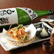 県内産の日本酒をはじめ、各地の名酒がズラリと揃っています。定番メニューのお酒以外にも、季節ごとに入れ替わる珍しい名酒も飲めそうです。どんどん入れ替わるので、スタッフに尋ねてみるのが正解です。