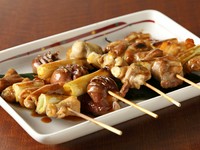 ホルモン、砂肝、とりもも、カシラ、豚バランなど様々な美味しさを楽しめる一皿。魚だけでなく、肉料理も得意です。