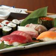 その日の仕入れで変わる旬のネタ。毎日、沼津港や鹿児島甑島から新鮮な魚介が届きます。熟成したネタなど、様々な味わいを堪能できます。オプションでコースの〆を握り寿司に変更できるので、宴会でも楽しめます。