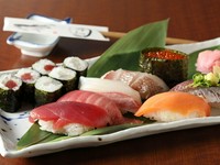 その日の仕入れで変わる旬のネタ。毎日、沼津港や鹿児島甑島から新鮮な魚介が届きます。熟成したネタなど、様々な味わいを堪能できます。オプションでコースの〆を握り寿司に変更できるので、宴会でも楽しめます。