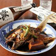 金目鯛煮付け・メダイカブト煮付・まぐろ脳天煮・カンパチカブト煮…その時入荷した季節の旬魚を煮付けでいただきます。ダシの旨みが染み込んだ、甘辛くふっくら仕上げた魚の優しい味わいにホッと和みます。