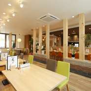 カフェのような雰囲気の店内は、女性が一人でも入りにくさを感じないつくり。カウンター席だけでなく、もちろんテーブル席も用意されています。