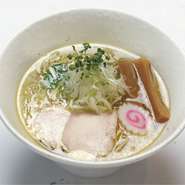口当たりがすっきりと滑らかな透き通るスープが特徴です。
煮干しベースのさっぱりとした塩ラーメン。