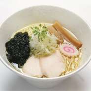 すっきりと滑らかな透き通るスープに
青海苔の香ばしさをプラス。
青海苔を麺に絡めて食べると味わい倍増。