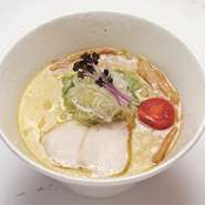 半日以上かけて丁寧にとったホワイトチキンのだしに、瀬戸内産のあらじおを加え、あっさり＆コクを両立させました。雑味のないマイルドでやさしい味わいの一杯です。