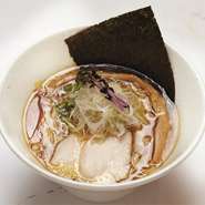 鶏白湯と煮干しのWスープ。瀬戸内、熊本産の煮干しを使用した、ほんのり香る煮干し風味がオススメの醤油ラーメンです。