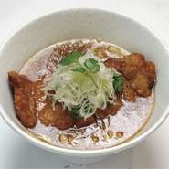 カリッと揚げた豚ロースの骨を取り除きカレー風味で味付けた満足の１杯です。