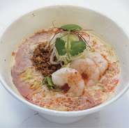 濃厚な担々麺に香ばしいエビの香りとプリプリの食感をアクセントに加えた１杯。
坦々スープとエビの相性が絶品。