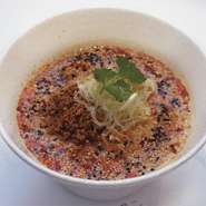 練りゴマをたっぷり使ったスープは濃厚な味わい。辣油と山椒の辛みにゴマの風味がマッチして、食べるほどに食欲が増していきます。