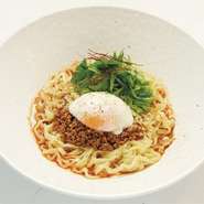口いっぱいに広がる練り胡麻の風味が絶品。辣油の辛さが温泉卵を混ぜると
マイルドになりコクと旨みが引き立ちます。