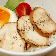 ホワイトチキンは肉質が柔らかく、皮は厚みがあってしっかりしています。だしを取るのも、チャーシューや餃子など料理に使うのもこのホワイトチキンのみ。鶏肉の旨み、おいしさが堪能いただけます。

