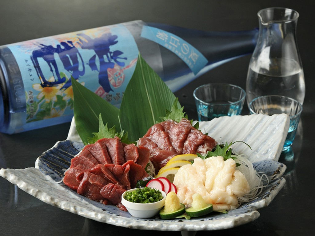 【うまや】の店名通り、熊本直送の新鮮な馬肉を味わえる！