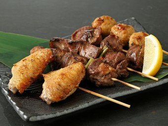 人気の串焼きをお得に楽しめる！『焼鳥5本盛り』