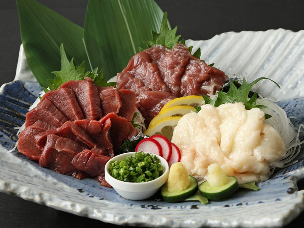 【うまや】に来たら、まずこれを！『馬刺し3点盛り』（赤身・たてがみ・しもふり）