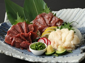 【うまや】に来たら、まずこれを！『馬刺し3点盛り』（赤身・たてがみ・しもふり）