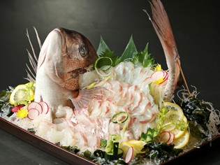新鮮真鯛をお造りに! 姿、色、味ともに優美な『真鯛姿造り』