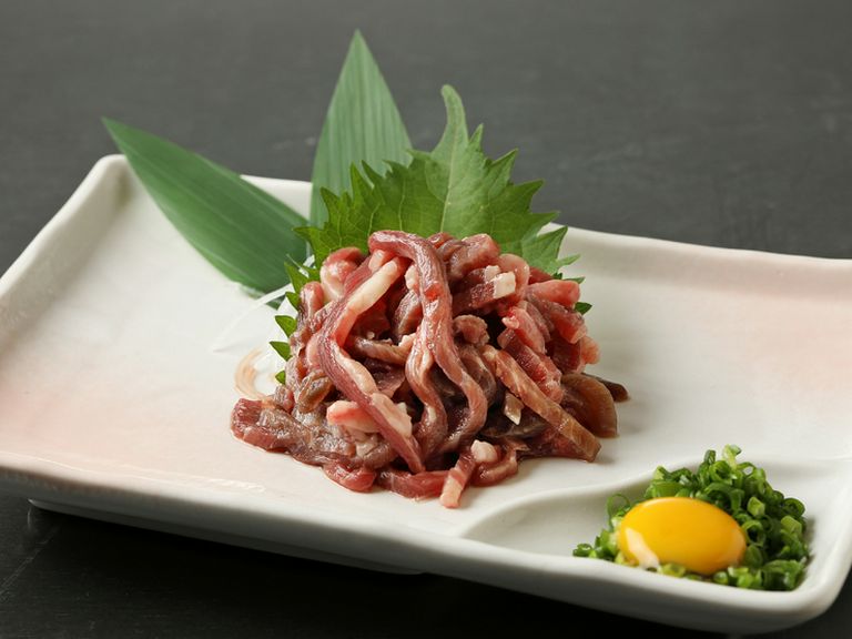 熊本から直送仕入れする新鮮な「馬肉」を馬刺しやユッケでご提供