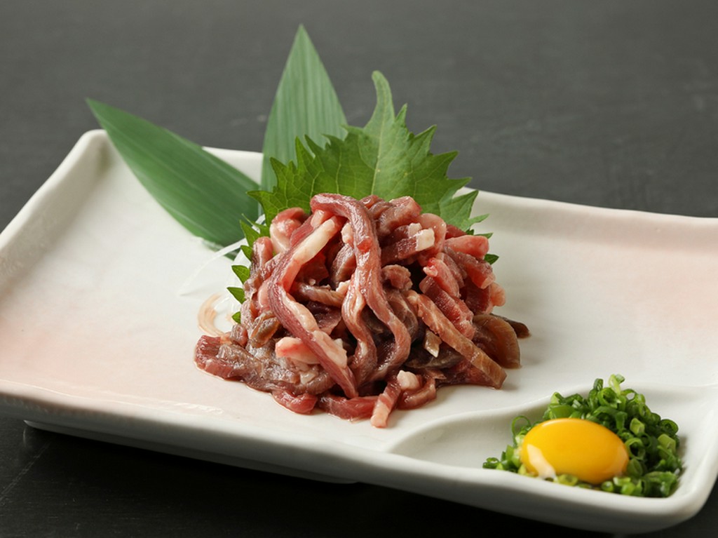 熊本から直送仕入れする新鮮な「馬肉」を馬刺しやユッケでご提供