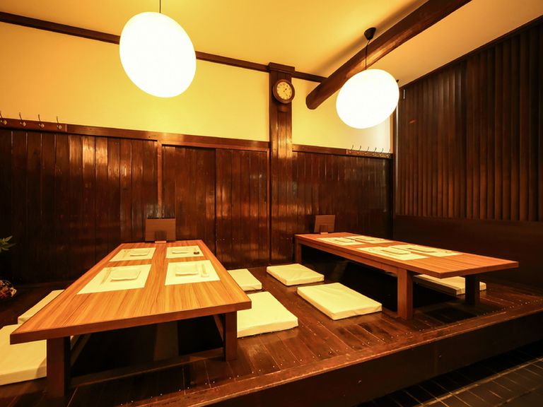 掘りごたつで足を延ばせる座敷は、つい長居してしまいそう