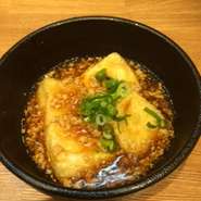 カリカリの揚げた国産大豆豆腐に鶏そぼろと喜庵自慢のお出汁のあんがかかったクセになる一品です。